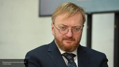 Милонов просит проверить действия представителей США с "радужным" флагом в Москве