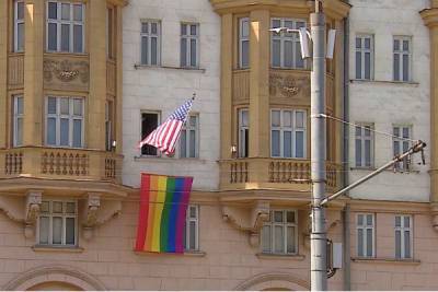 «Голубая устрица»: российский МИД отреагировал на флаг ЛГБТ на посольстве США