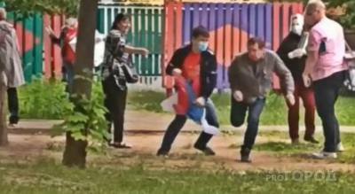 Чебоксарцы устроили битву за российский флаг во дворе дома