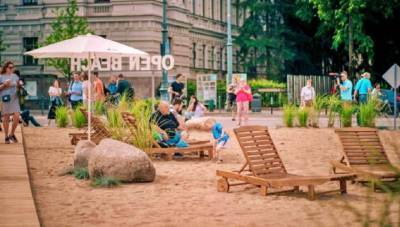 В Вильнюсе рядом с Музеем жертв геноцида соорудили пляж с лежаками и зонтами