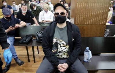 Десятки артистов пришли к зданию суда в Москве на оглашение приговора Серебренникову