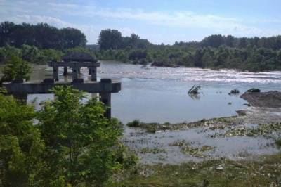 Наводнение в Черновцах полностью снесло мост