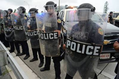 В Майами арестован полицейский, побивший афроамериканку при задержании