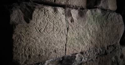 ФОТО: В Цесисском замке нашли уникальную древнюю надпись