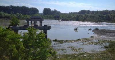 8-метровый поток воды на Буковине отнес аварийный мост