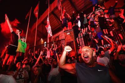 Карантинное веселье: футбольные фанаты в Ливерпуле устроили массовые гуляния из-за победы своей команды