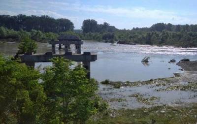 Наводнение снесло мост в Черновцах