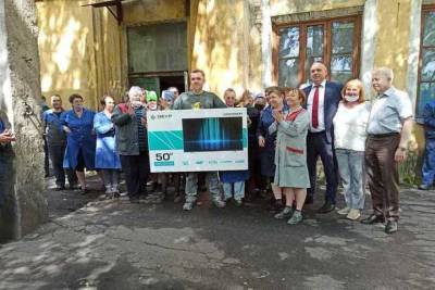 В Ярославле рабочий с Резинотехники получил в подарок за участие в викторине огромный телневизор