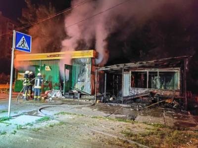 При пожаре в торговых павильонах в Киеве погибла женщина