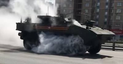 В Москве после парада загорелся один из бронетранспортеров – видео