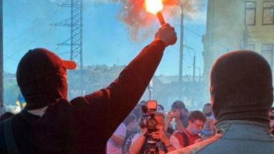 В Харькове националисты сожгли российский флаг у офиса оппозиции