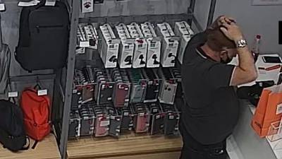Мошенник уговорил работников магазина в Кирьят-Бялике бесплатно передать ему десятки смартфонов Xiaomi