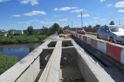 В городе Буй Костромской области продолжается ремонт автомобильного моста