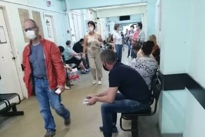 В Ярославле пациенты набились в открытые поликлиники