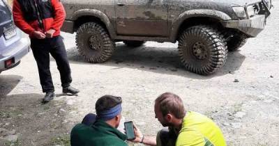 В разгар непогоды спасателям пришлось снимать с горы в Закарпатье травмированного туриста