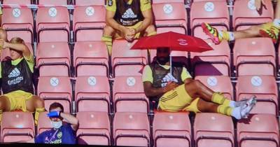 "Мэри Поппинс, это ты?": фанаты затроллили футболиста "Арсенала" за смешную позу на стадионе