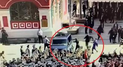 На параде у Путина российский военный атаковал автомобиль с охранниками (фото)