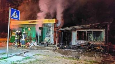 В Киеве загорелись торговые павильоны, есть жертва – фото