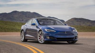 Электромобили Tesla опять «глючат»