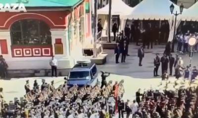 Нервный срыв: В Москве на параде солдат разбил машину ФСО прикладом