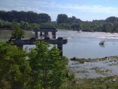 Мощное наводнение снесло мост в Черновцах