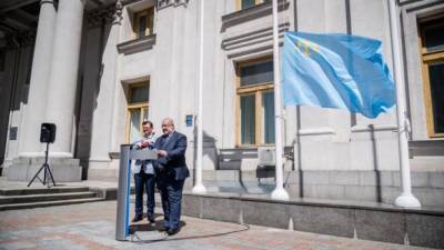 Ко Дню крымскотатарского флага над МИД торжественно подняли флаг с тамгой