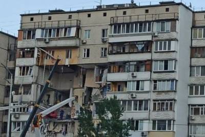 Разрушенный в результате взрыва многоэтажный дом на Позняках в Киеве демонтируют