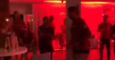 Чемпионский танец Клоппа "разрывает" соцсети: "Ливерпуль" закатил вечеринку до поздней ночи