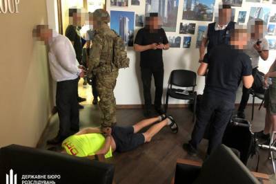 Требовали миллион: В Хмельницком задержали "советника" президента и "генерала СБУ"