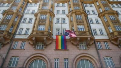 МИД России с юмором отреагировал на флаг ЛГБТ на посольстве США