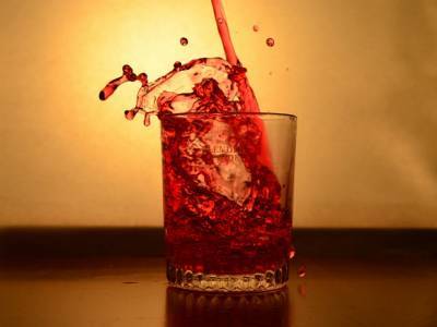 Диетолог объяснил, на какие напитки не стоит налегать жарким летом