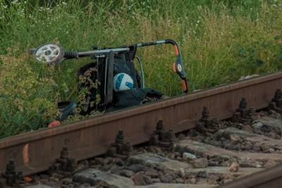 Сломана челюсть и выбиты зубы: в Днепре под поезд попала коляска с ребенком