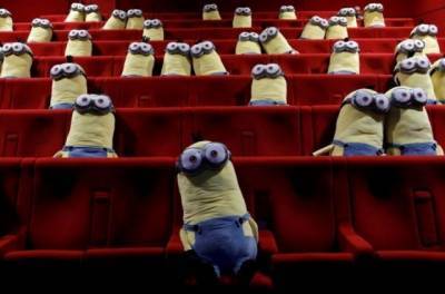 Как миньоны спасли французское кино: игрушечных персонажей усадили в кинозале, чтобы обеспечить социальную дистанцию (ФОТО)