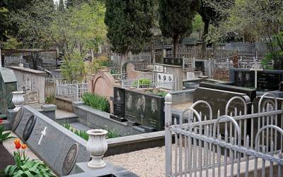 Ничего святого: в Кутаиси украли бюст с могилы известного художника