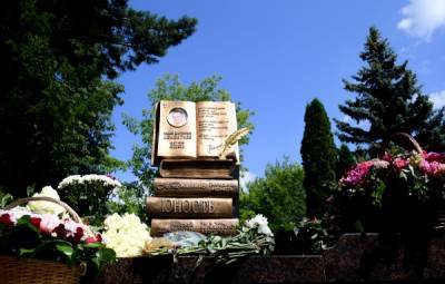 Памятник поэту Дементьеву открыли на Кунцевском кладбище в столице