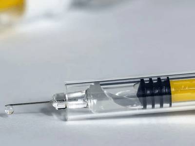 Против прививки от коронавируса выступило около половины россиян