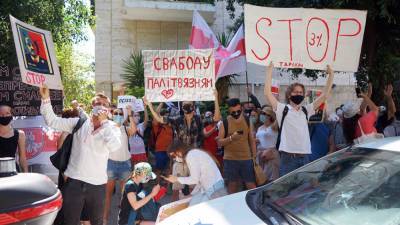 «Беларусь – не твоя игрушка!». У посольства Беларуси в Тель-Авиве прошла массовая демонстрация