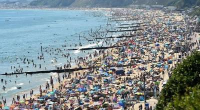 Почти полмиллиона британцев вышли на пляж, нарушая карантин: шокирующие кадры