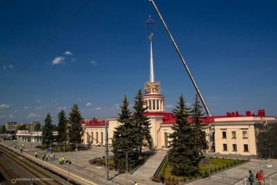 Новый 17-метровый шпиль установили на здание вокзала в Петрозаводске