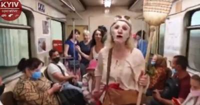 "Коронавируса не существует!": к пассажирам метро в Киеве цепляются странные женщины с метлами