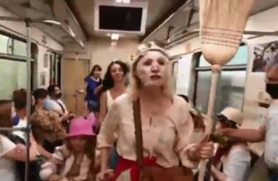 "Включите мозги". В киевском метро женщины с метлой призывали пассажиров снять маски