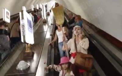 В метро Киева женщины призывали снимать маски