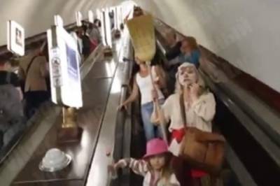 В Киеве женщины в метро в странных масках и метлами кричали, что коронавируса нет