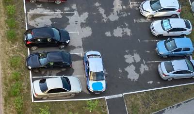 В Тюмени автошколы учат блокировать чужие машины на парковках
