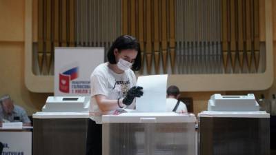 Второй день голосования по поправкам в Конституцию проходит в России