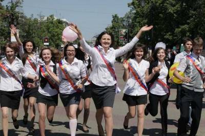Выпускники российских школ получили аттестаты