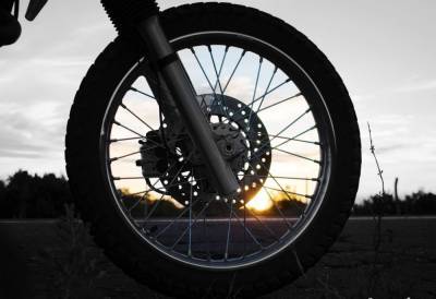 Нога 13-летней девочки попала в колесо мотоцикла на дороге в Воронежской области