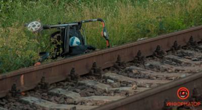 Поезд сбил женщину с ребенком в коляске: детали трагедии