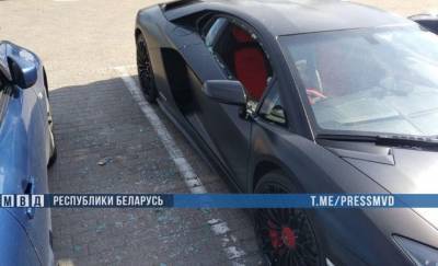 В Минске парень помочился на Lamborghini, разбил стекла мусоркой и затушил «бычок» о сидение