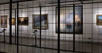 Порошенко поместил свои картины за решетку и открыл выставку: в музей снова наведалось ГБР